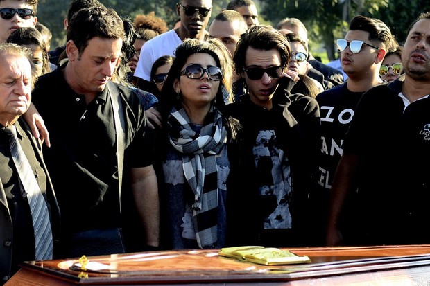 Amparada pelo marido e pelo filho, Eyshila se despede de Matheus (Foto: Roberto Teixeira / ego)